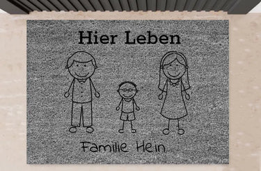 Hier leben - Personalisierte Fußmatte Familie - Strichmännchen (2-5) Personen
